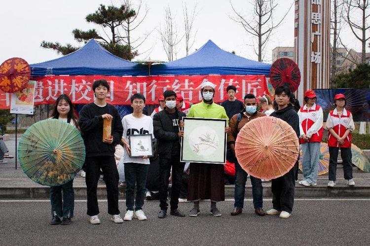 数字创意学院举办 "雷锋精神伴我行,非遗文化近我心"志愿服务活动